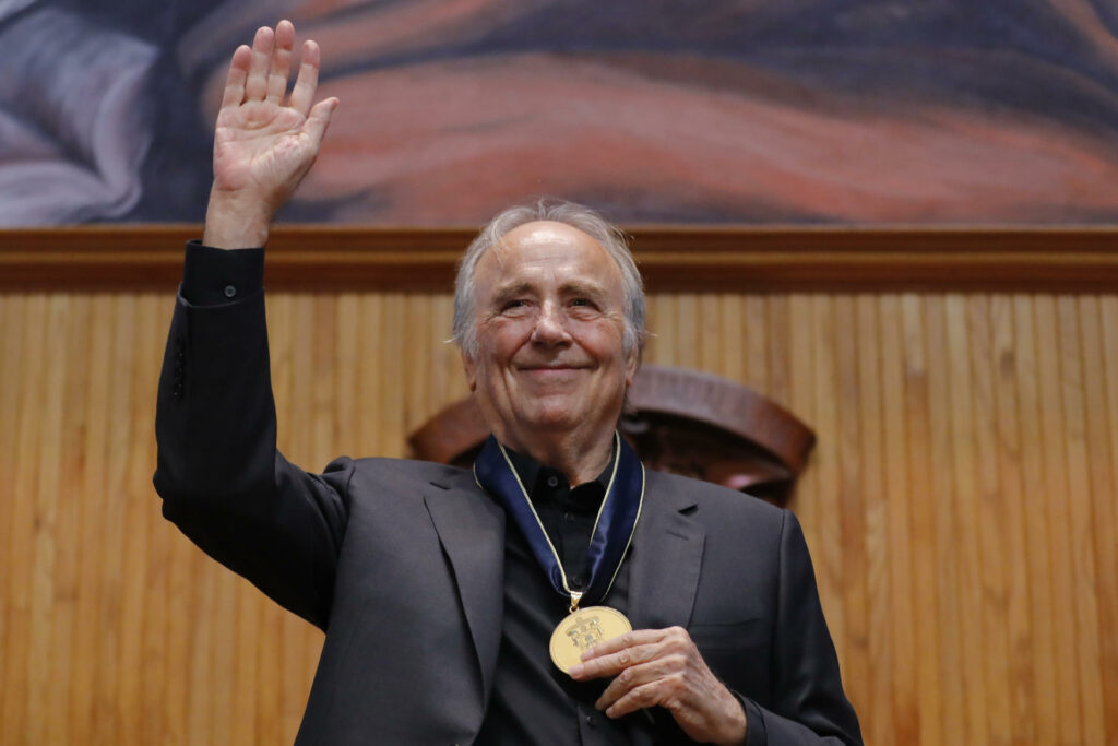 Manuel Serrat recibe un doctorado honoris causa que fortalece su “cadena de amor” por México - 130ab1cb3e6278a90dea49d5aa336a8d9e9249a6w-1024x683