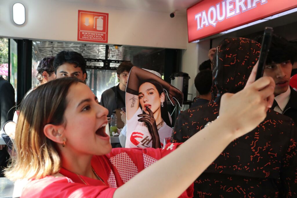 Dua Lipa fusiona su imagen con los tacos para el cierre de 'Radical Optimism Tour' - 1d828622bd792c2b01e9eb1143ec657ede0846ccw-1024x683
