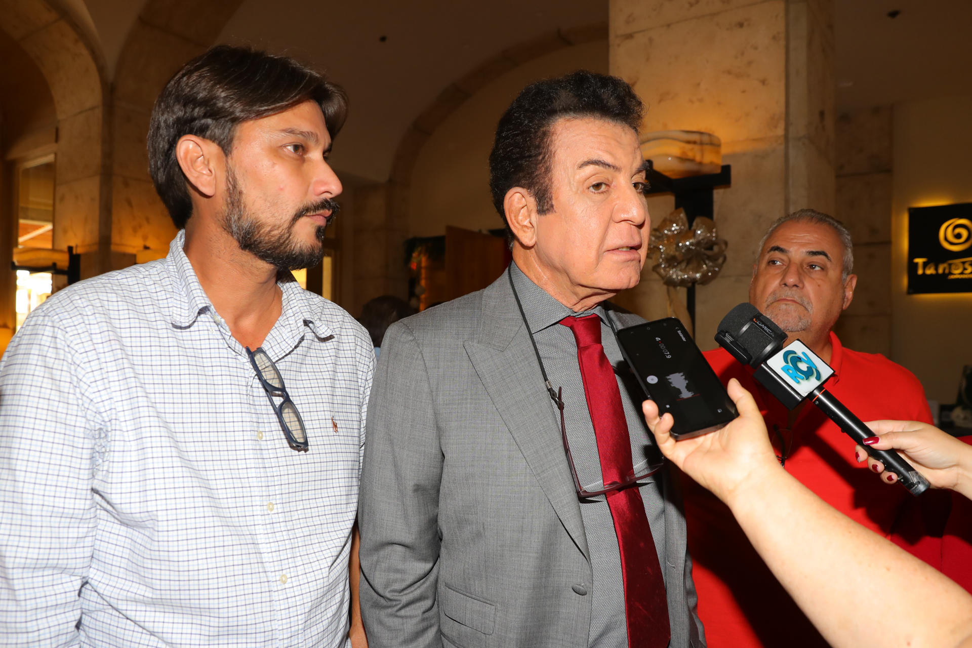 Salvador Nasralla descarta hablar de fraude, pero denuncia cambios repentinos en el escrutinio Salvador Nasralla descarta hablar de fraude, pero denuncia cambios repentinos en el escrutinio