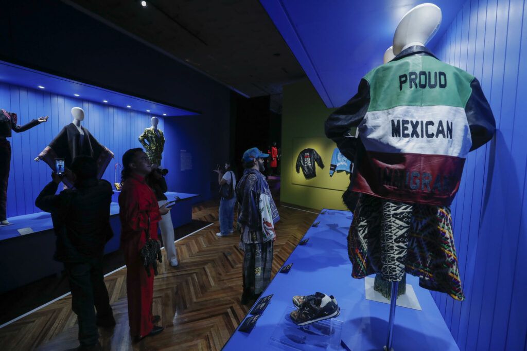 Con la Virgen de Guadalupe, una exposición en CDMX "rompe los mitos de la moda latina" - 2ba572ad4cdeea3b391e84f0c72510b8fccc322fw-1024x683