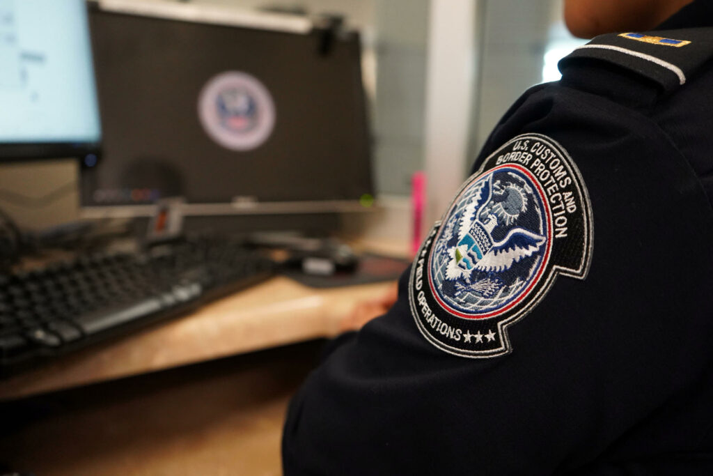 EE.UU. suspende solicitudes de migración de países en la lista de prohibición de viajes