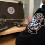 EE.UU. suspende solicitudes de migración de países en la lista de prohibición de viajes