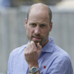 Príncipe Guillermo emula a Diana y acude con su hijo Jorge a un acto de personas sin hogar