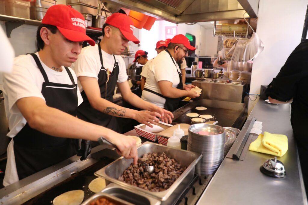 Dua Lipa fusiona su imagen con los tacos para el cierre de 'Radical Optimism Tour' - 37252312ab4409e2bcfa284f2ec2fbaf47dc152cw-1024x683