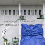 Demócratas demandan a Trump para eliminar la colocación de su nombre en el Centro Kennedy