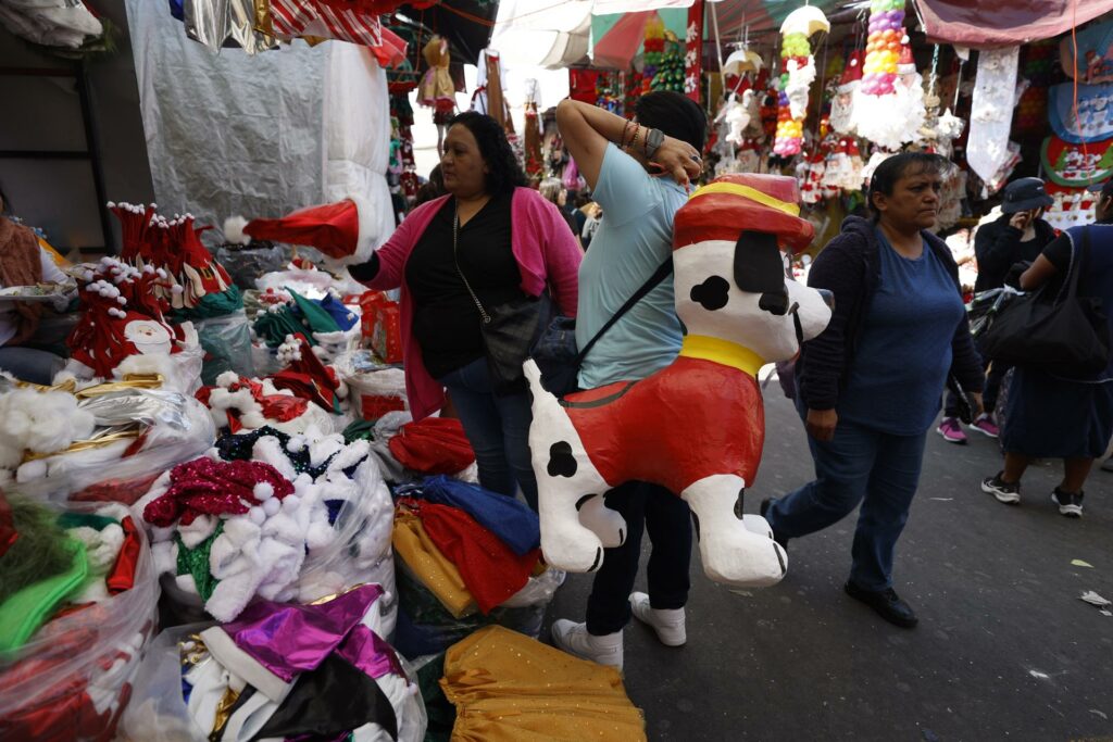 La Navidad, la temporada alta para el comercio informal en M&eacute;xico - 3ffec6d74db7e984ab7bb089a6b9ec362c932b4aw-1024x683