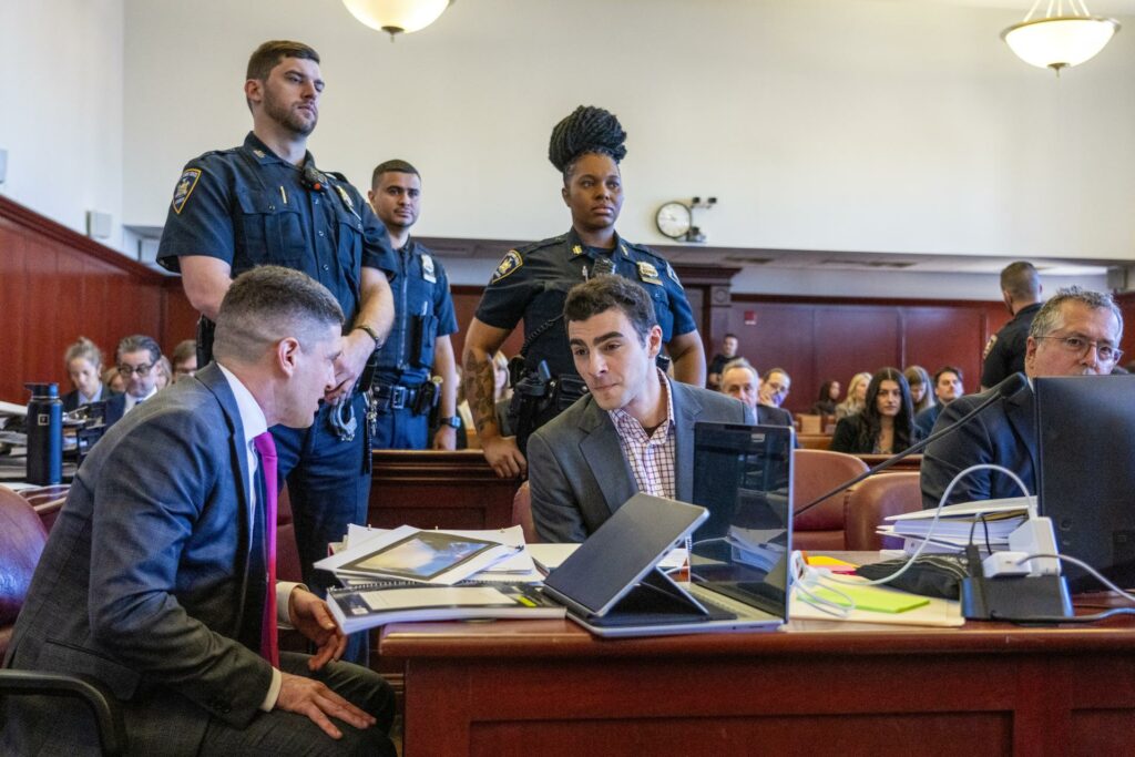 Luigi Mangione intenta excluir pruebas de su juicio por el asesinato de director ejecutivo - 45f69c8fd8e1fc29cb1108027d43419fd047d79cw-1024x683