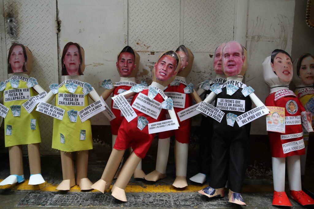 La expresidenta Boluarte y la tiktoker Moca, los muñecos más buscados para quemar en Perú