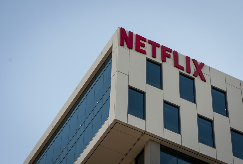El acuerdo Netflix-Warner Bros perfila un coloso del ‘streaming’, pero afronta obstáculos