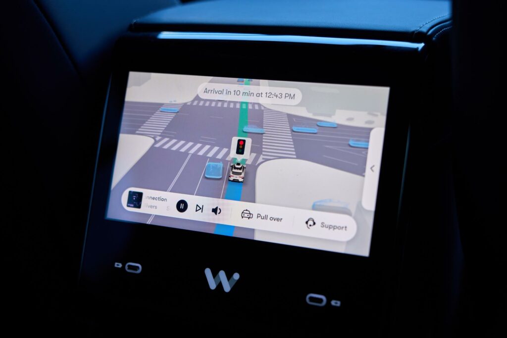 Waymo retirará software después de que sus taxis rebasaran ilegalmente autobuses escolares