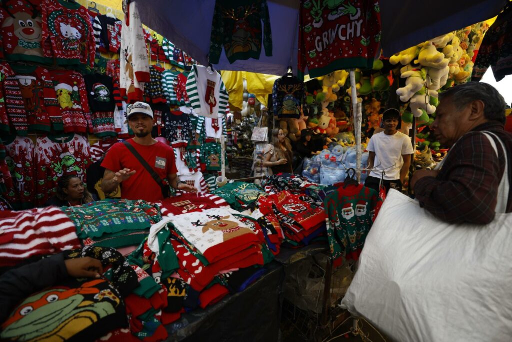 La Navidad, la temporada alta para el comercio informal en M&eacute;xico - 69d2312e204f1c719f7609d372bd5759405ab2ccw-1024x683