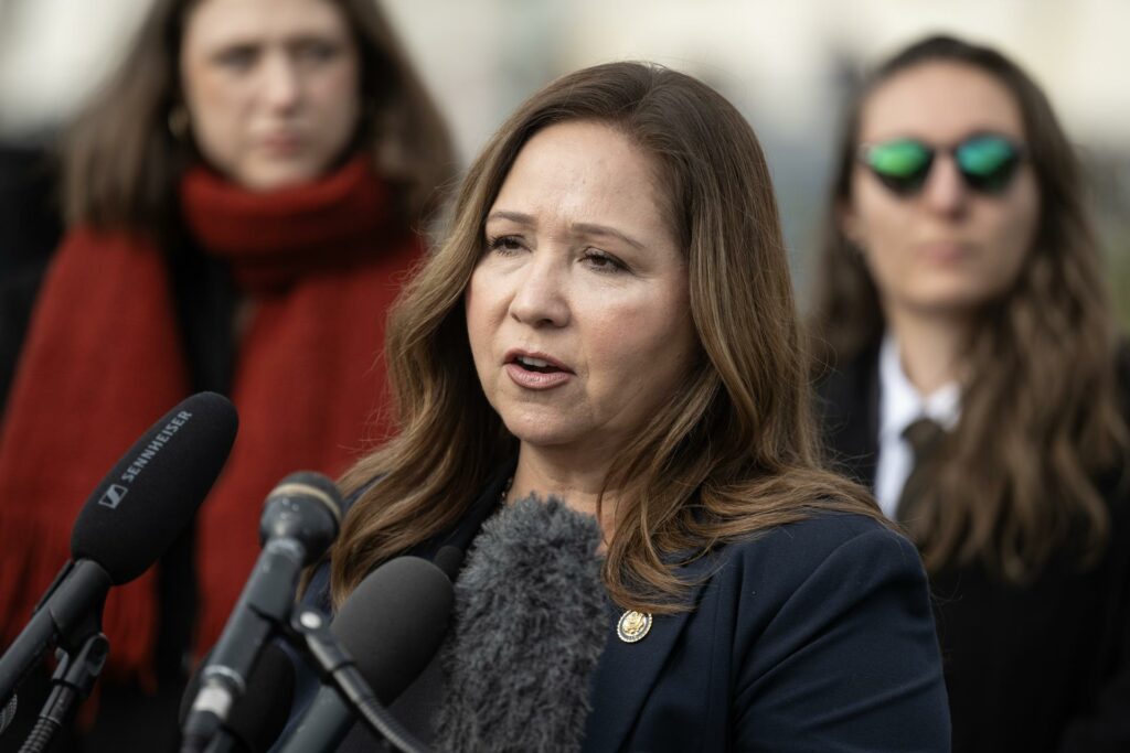 Congresista Adelita Grijalva denuncia que le rociaron gas en operativo del ICE en Arizona