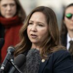 Congresista Adelita Grijalva denuncia que le rociaron gas en operativo del ICE en Arizona