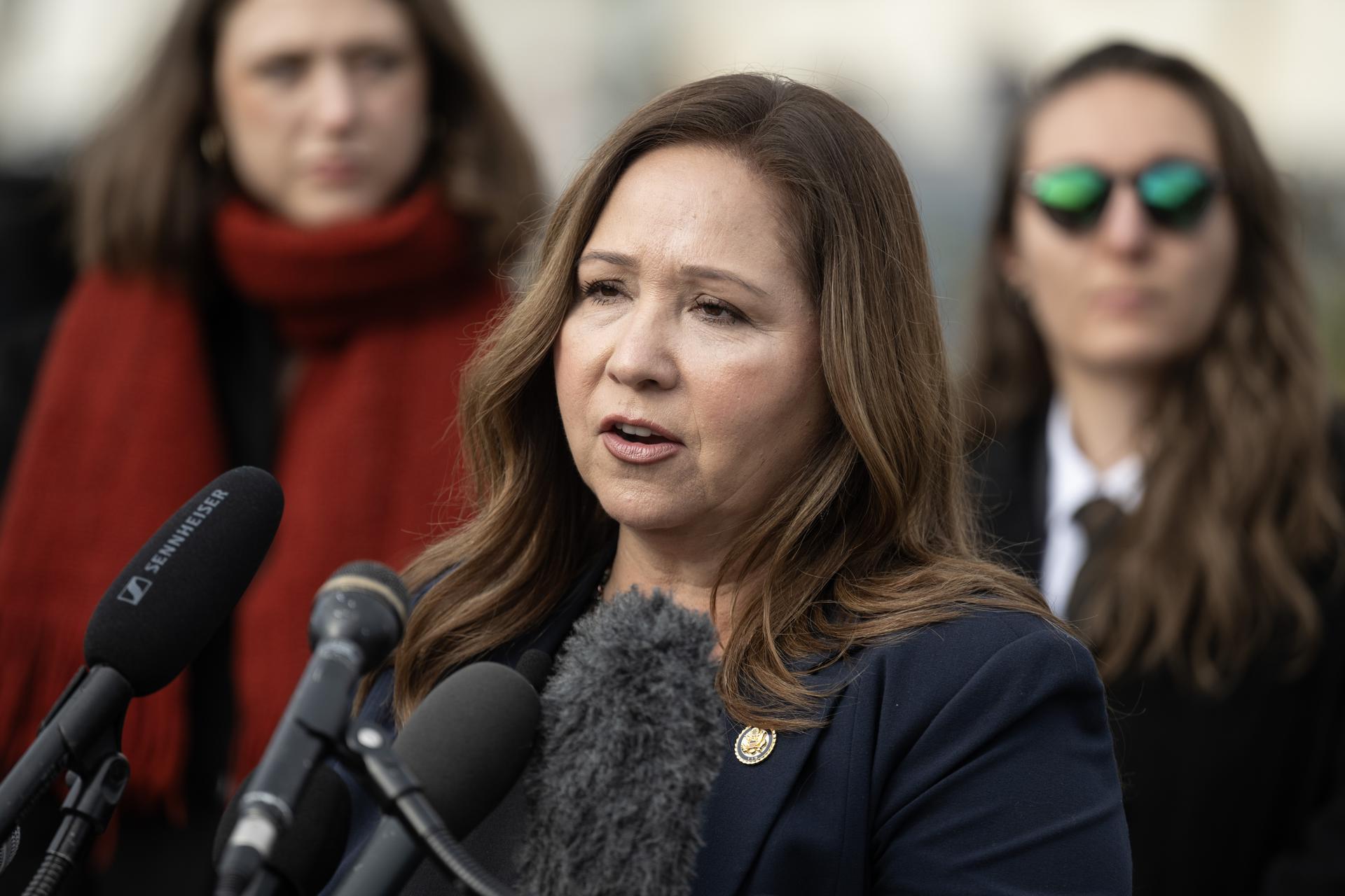 Congresista Adelita Grijalva denuncia que le rociaron gas en operativo del ICE en Arizona