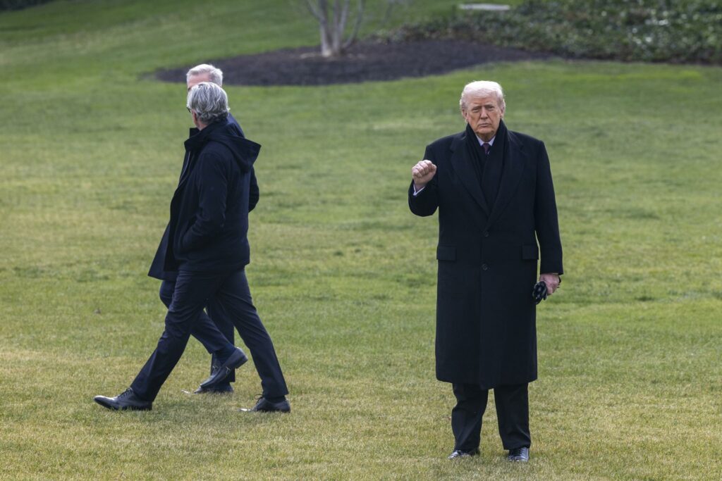 Trump instala placas en los retratos de Biden y Obama que los ridiculizan