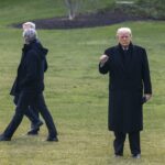 Trump instala placas en los retratos de Biden y Obama que los ridiculizan