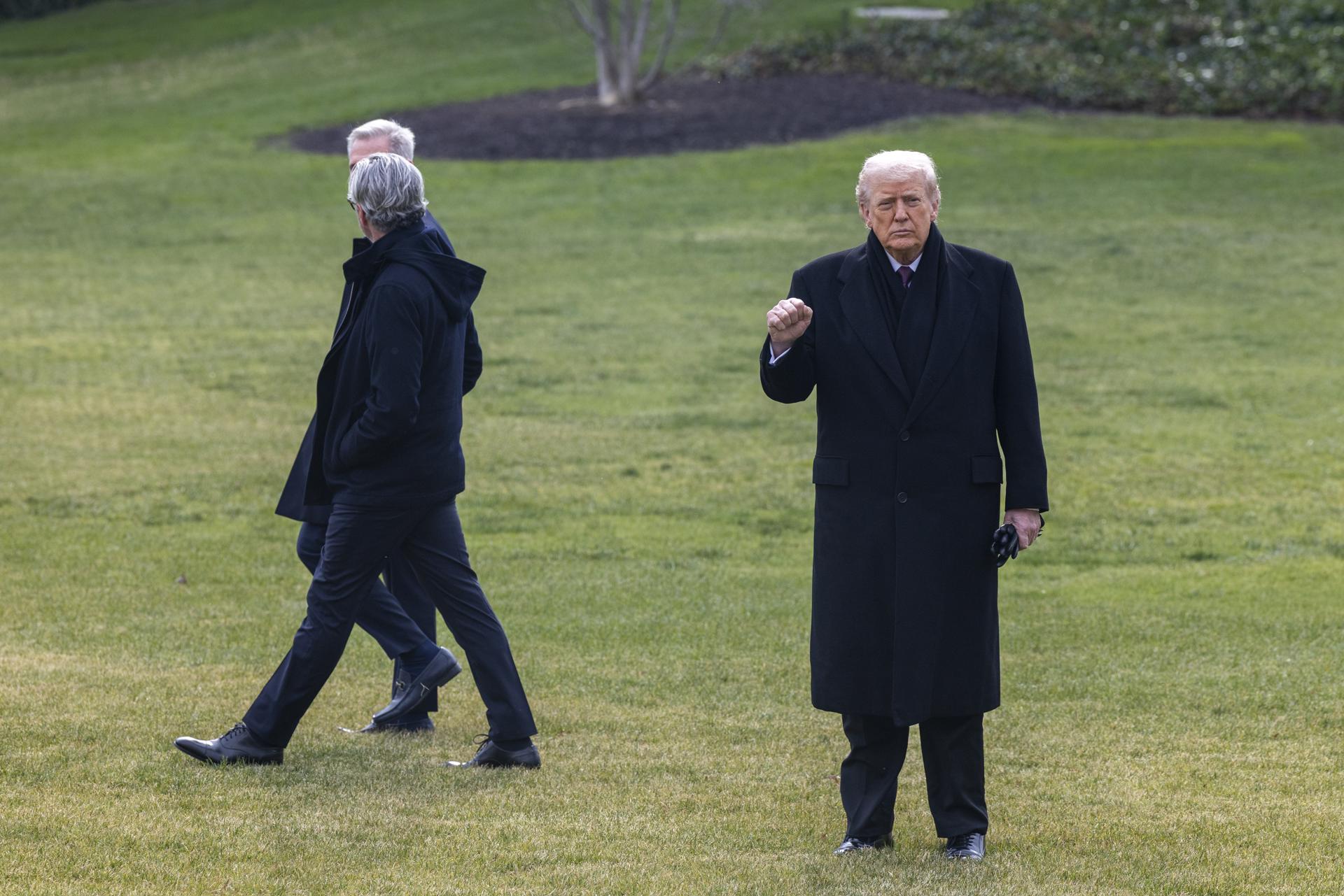 Trump instala placas en los retratos de Biden y Obama que los ridiculizan Trump instala placas en los retratos de Biden y Obama que los ridiculizan