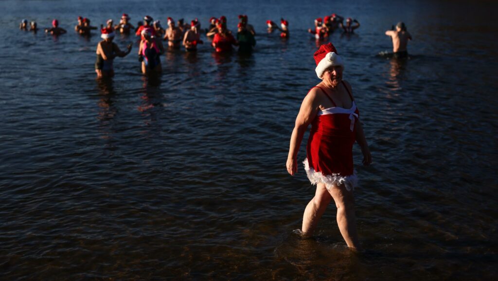 Docenas de personas siguen tradici&oacute;n navide&ntilde;a y se ba&ntilde;an en el lago berlin&eacute;s Orankesee - a3c7812c11a87de78c121474e821620313631765w-1024x578
