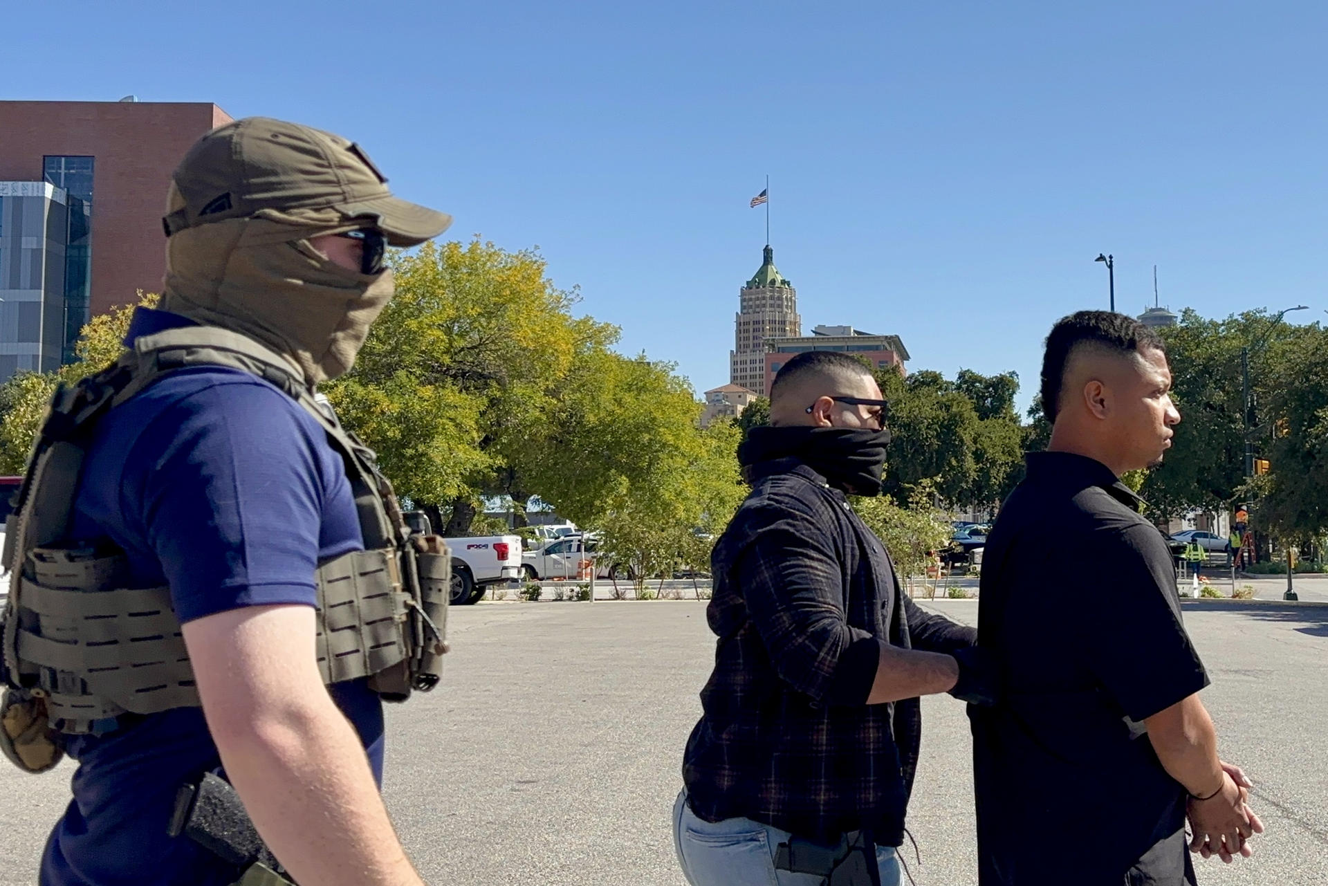 Trump planea detener a 80 mil migrantes en almacenes industriales, según medios