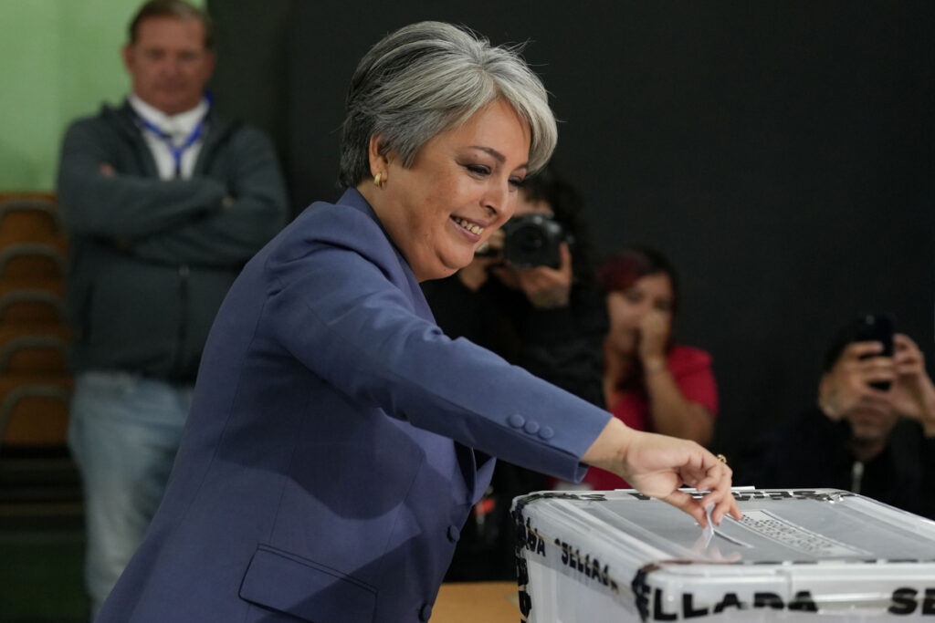 Chile decide hoy entre dos proyectos opuestos - arranca-la-segunda-vuelta-electoral-en-chile-1024x683