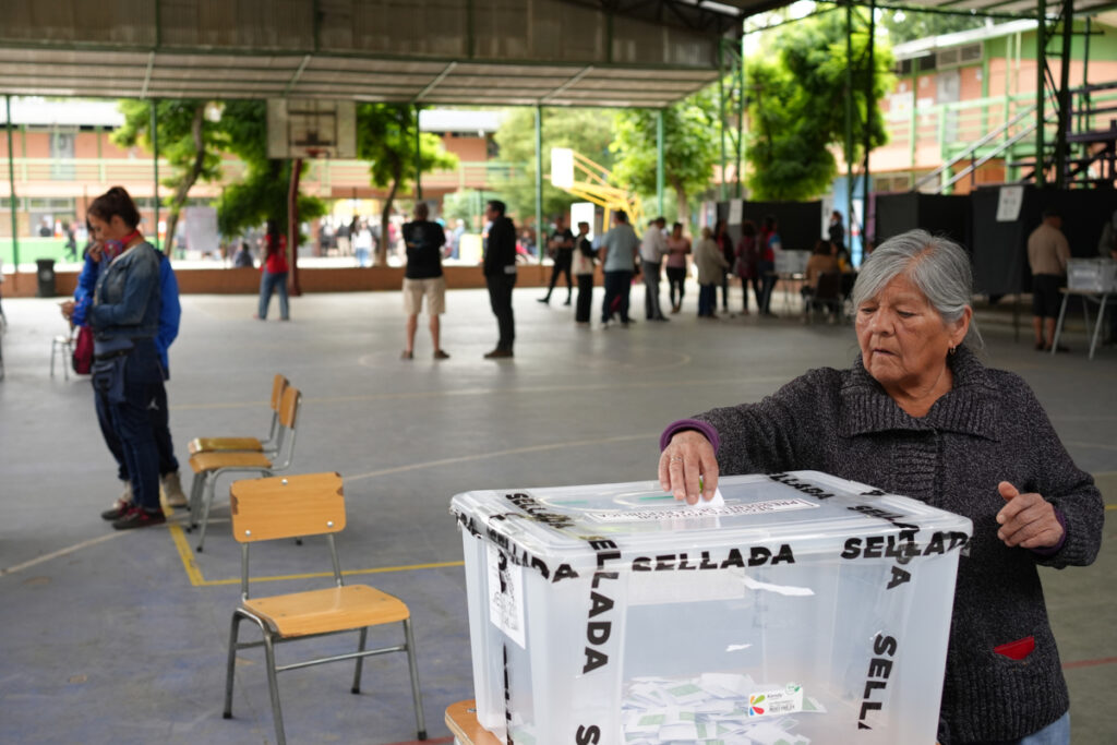 Chile decide hoy entre dos proyectos opuestos