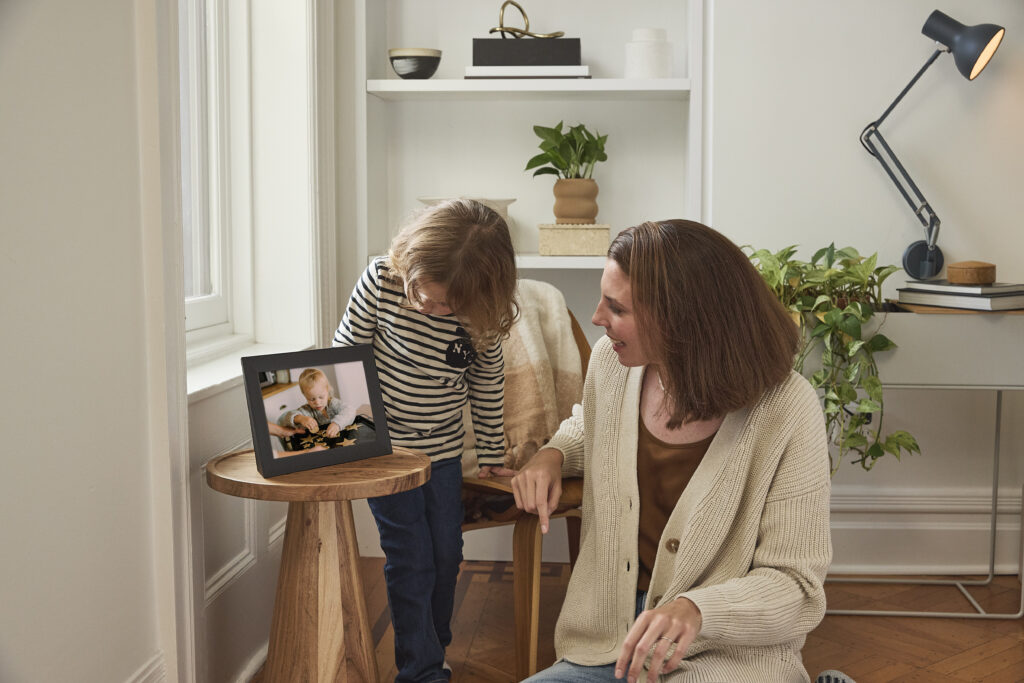 El marco digital que transforma cómo compartimos fotos - aura-carver-4-1024x683