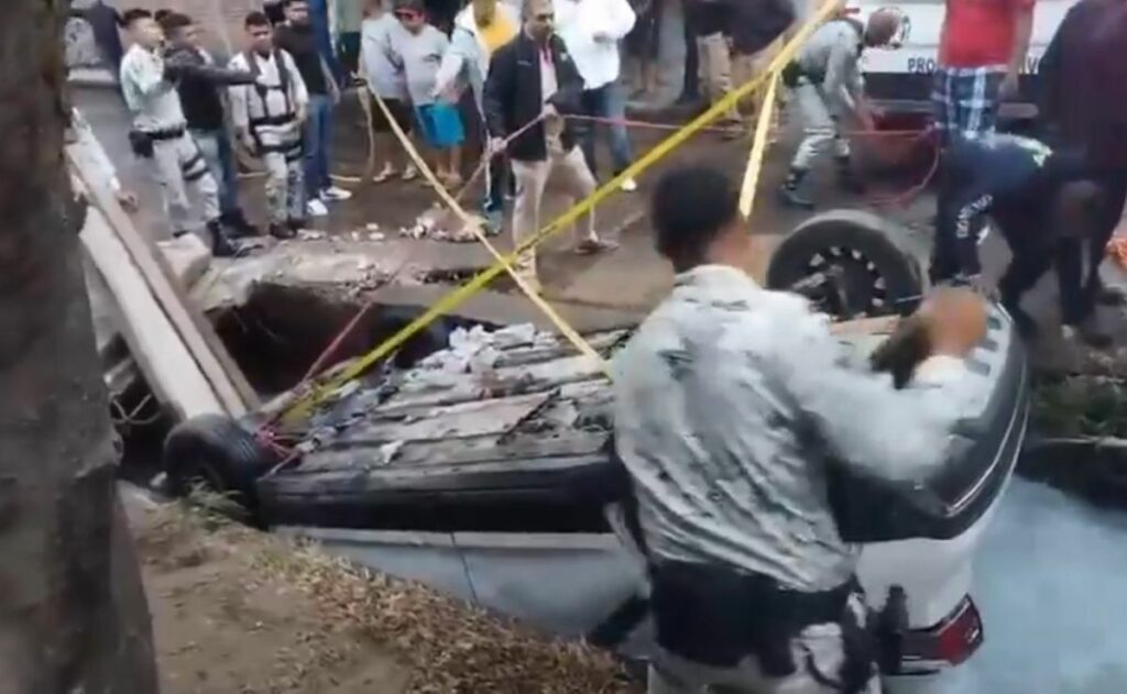 #Video Auto vuelca y cae a canal de riego en Morelos; hay 4 muertos