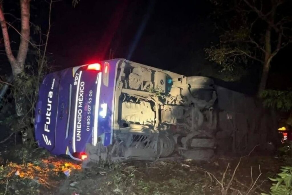 Autobús cae a barranco en Tlanchinol, Hidalgo; hay cinco muertos
