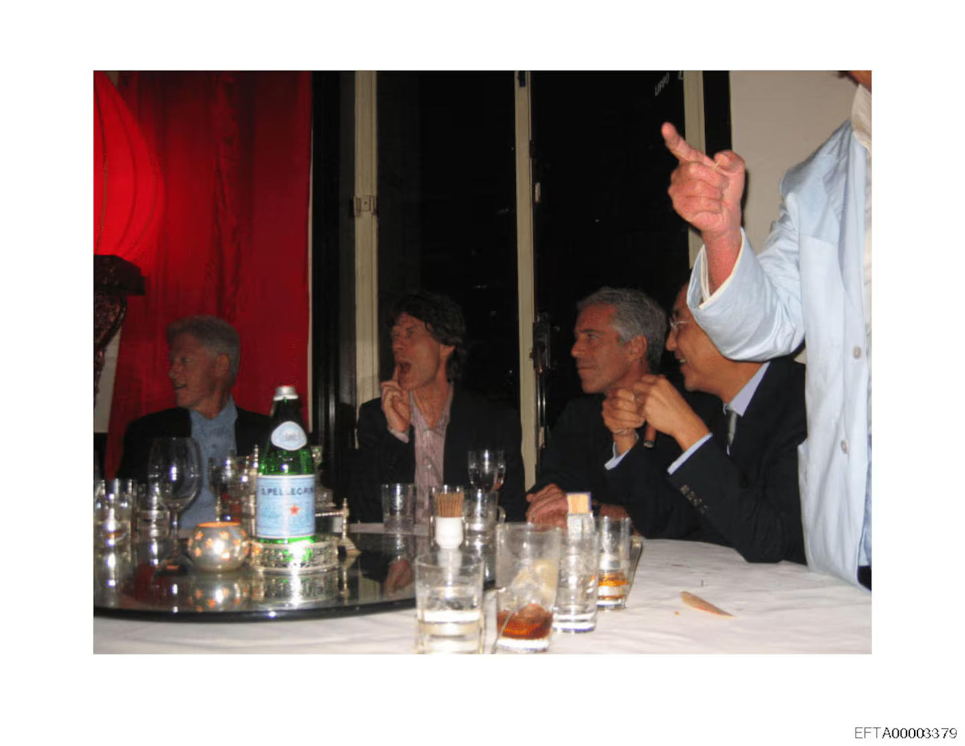 Clinton en un jacuzzi, fiestas con Jagger y Jackson figuran en archivos Epstein