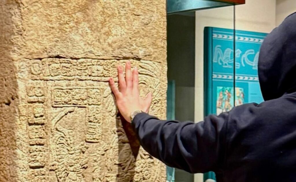 “Est&aacute; prohibido”: INAH aclara incidente de Bad Bunny en Museo de Antropolog&iacute;a