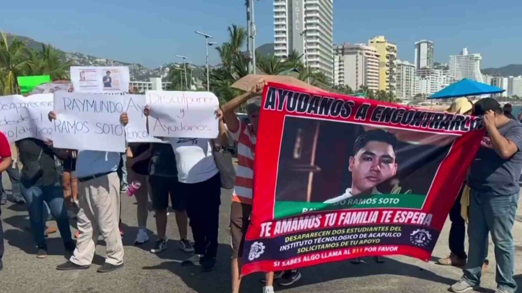 Bloquean la Costera de Acapulco por desaparición de tres estudiantes del TecNM