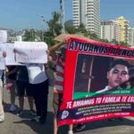 Bloquean la Costera de Acapulco por desaparición de tres estudiantes del TecNM