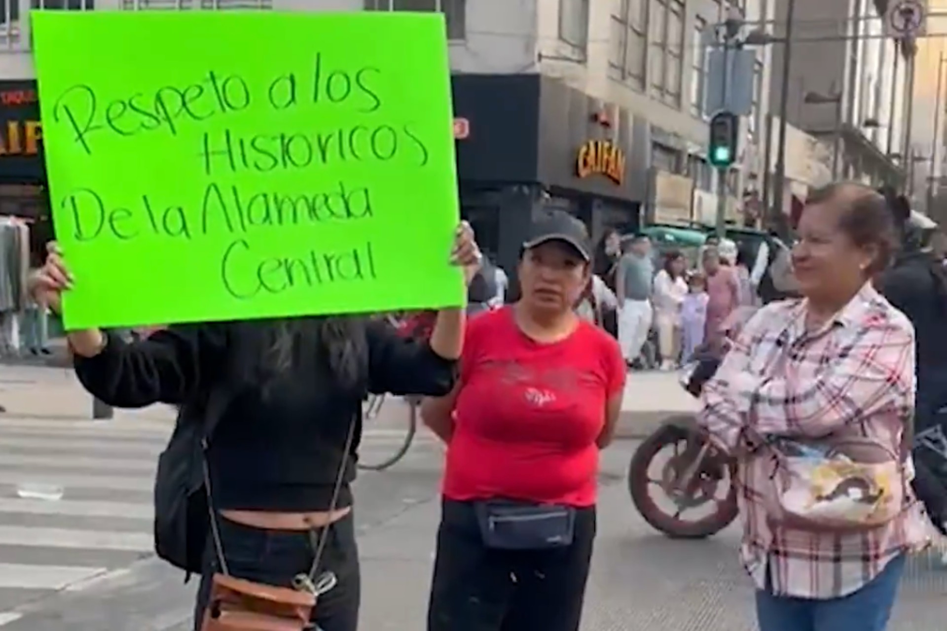Comerciantes bloquean avenida Ju&aacute;rez de la CDMX