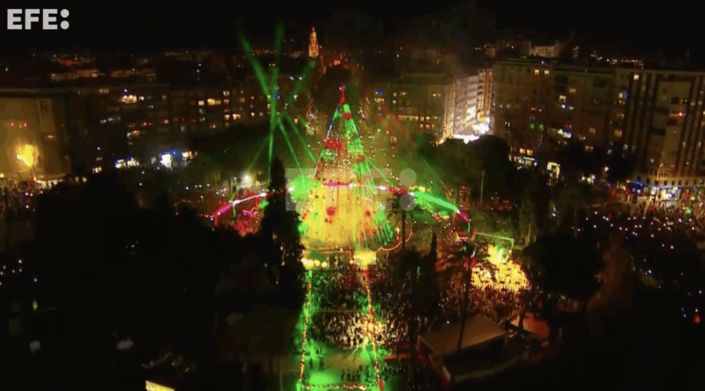 Miles de bombillas y árboles de Navidad gigantes en España Miles de bombillas y árboles de Navidad gigantes en España