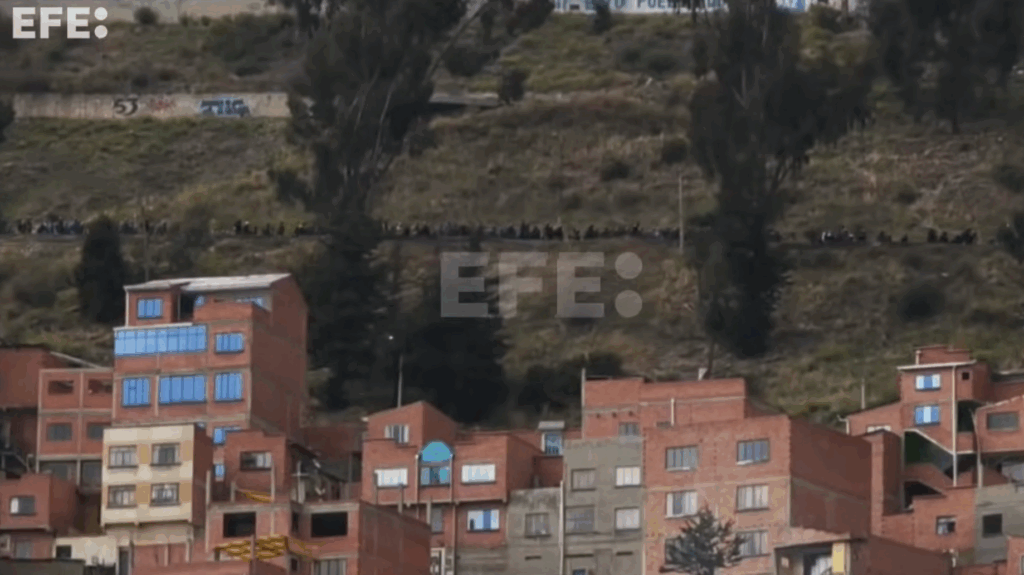 Sectores sociales protestan contra el retiro de la subvención a los combustibles en Bolivia