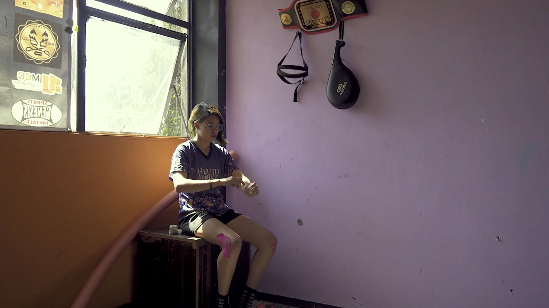 Entre puños, patadas y pinceles; Valeria equilibra arte y deporte