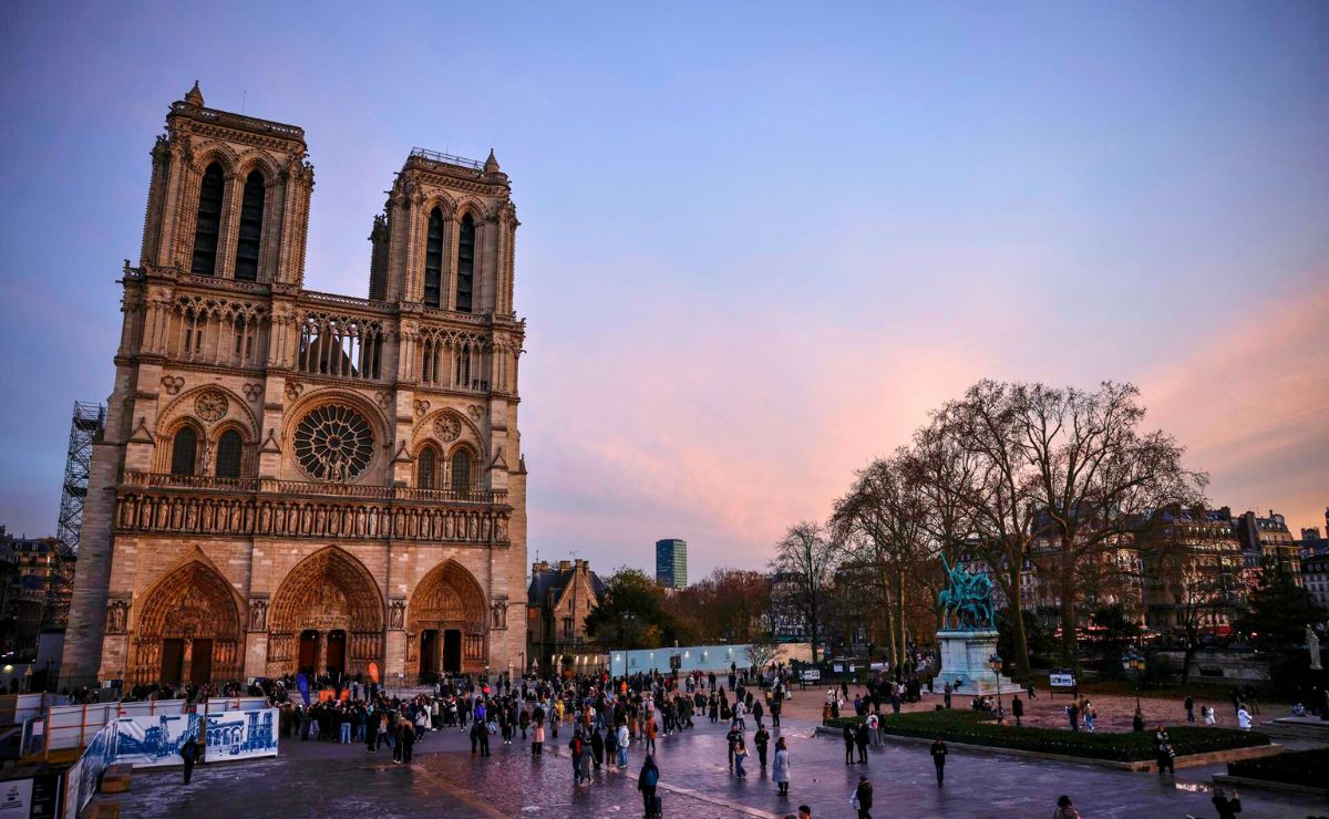 Notre Dame supera en visitantes al Louvre y la Torre Eiffel, a un año de su reapertura Notre Dame supera en visitantes al Louvre y la Torre Eiffel, a un año de su reapertura