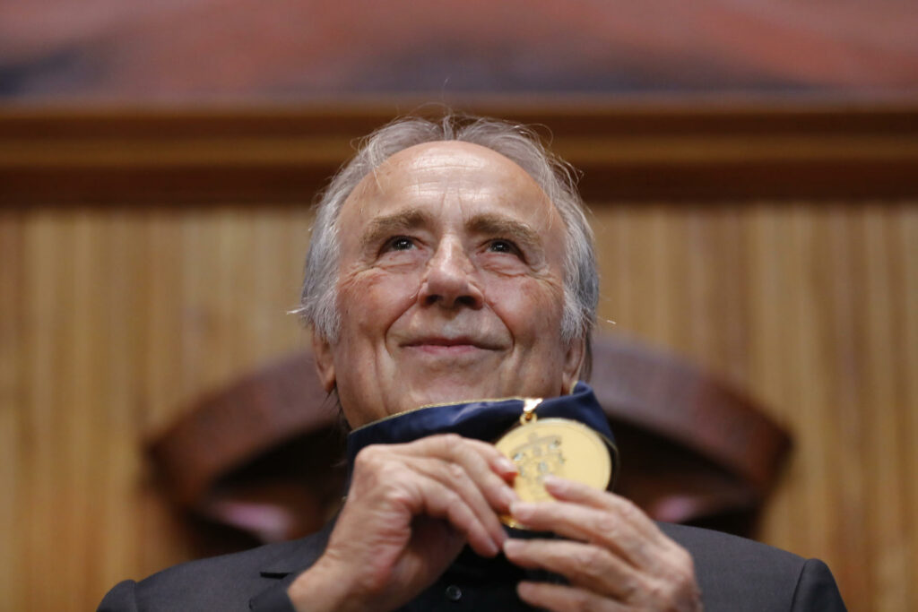 Manuel Serrat recibe un doctorado honoris causa que fortalece su “cadena de amor” por México
