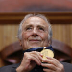 Manuel Serrat recibe un doctorado honoris causa que fortalece su “cadena de amor” por México