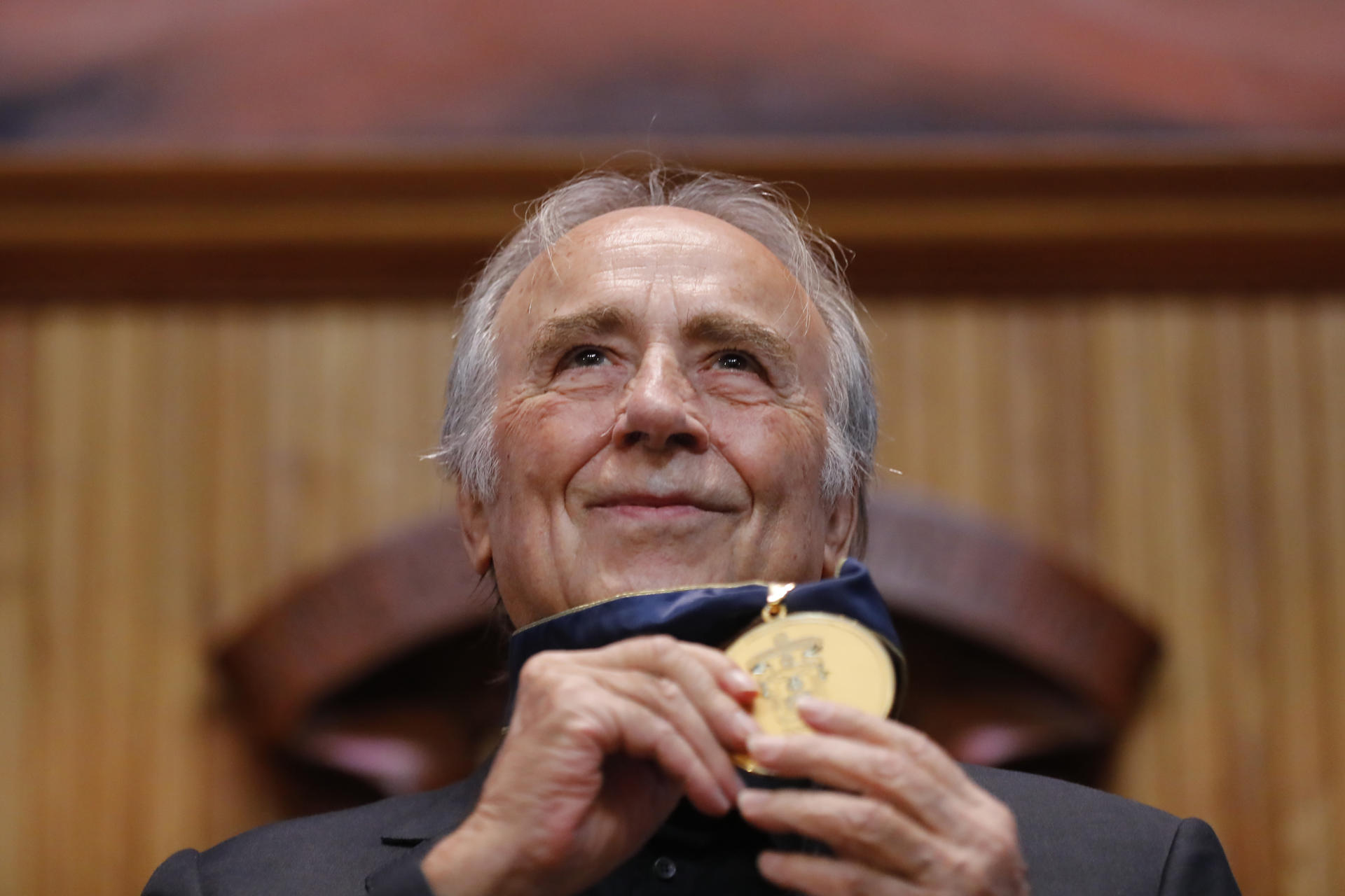 Manuel Serrat recibe un doctorado honoris causa que fortalece su “cadena de amor” por México Manuel Serrat recibe un doctorado honoris causa que fortalece su “cadena de amor” por México