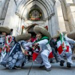 Mexicanos desafían el frío de NY y al ICE para honrar a la Virgen de Guadalupe