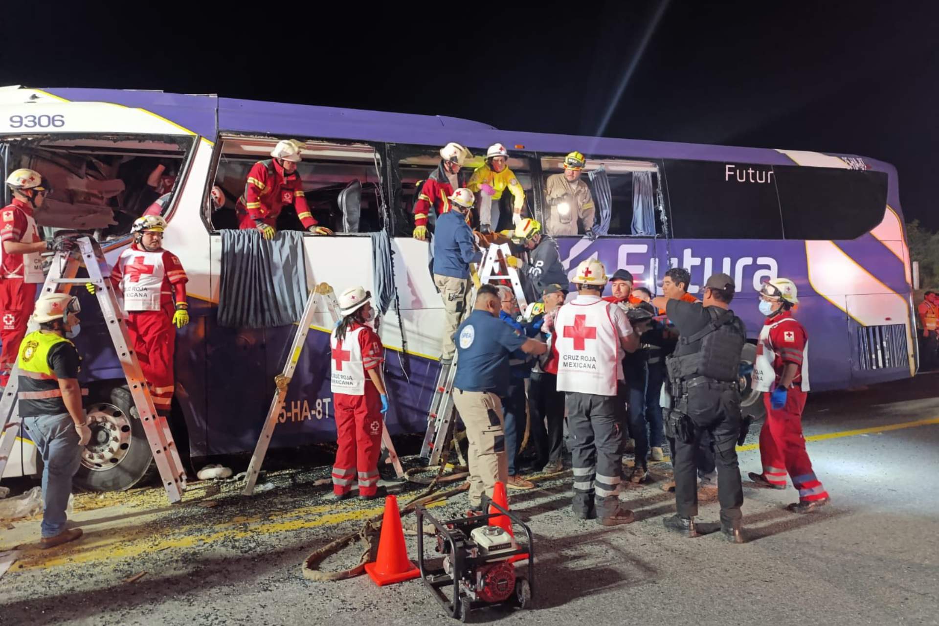 Choque de autobús y tractocamión deja dos muertos y 36 lesionados en Tamaulipas