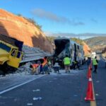 Choque entre autobús y camión de carga deja dos muertos en Oaxaca