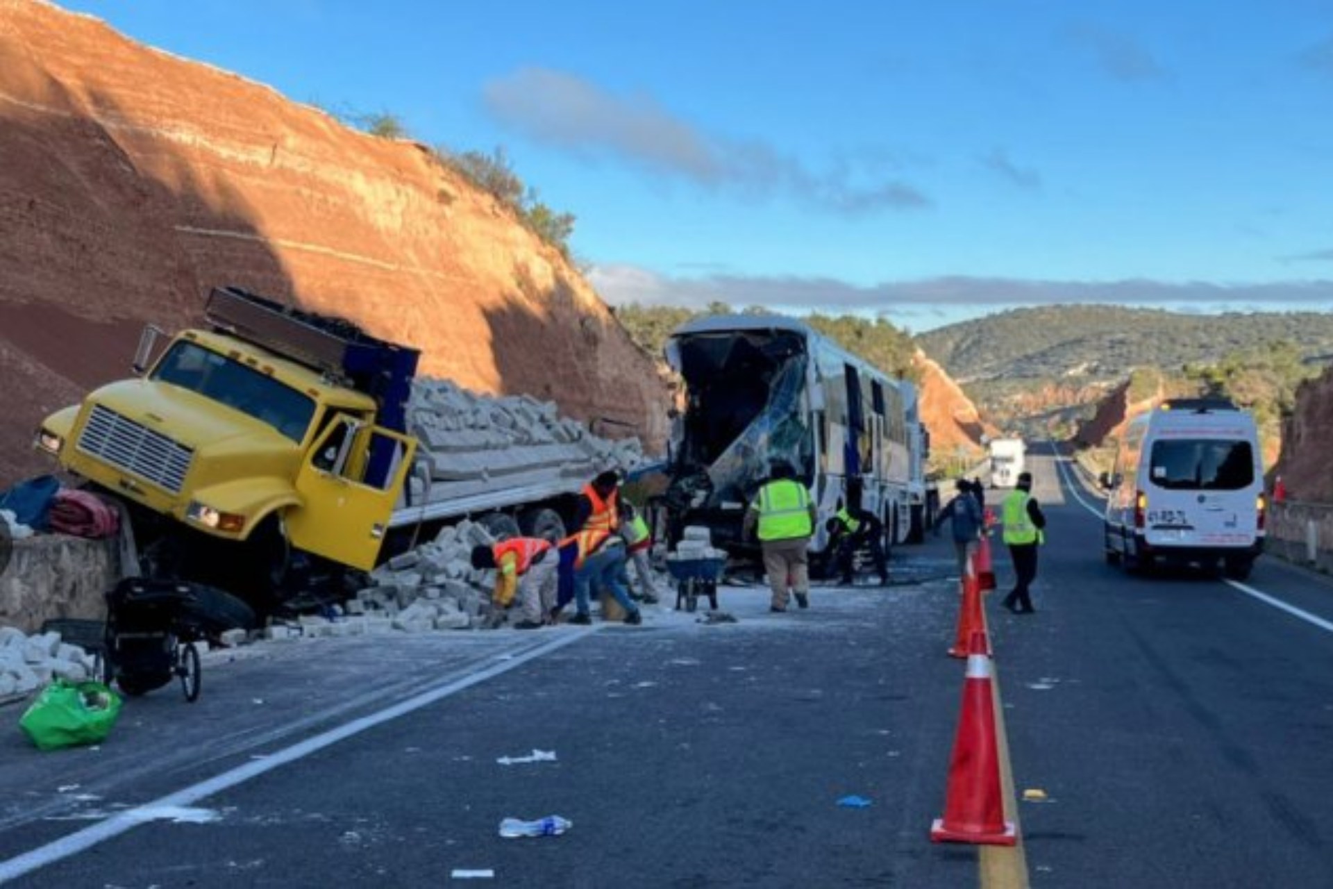 Choque entre autobús y camión de carga deja dos muertos en Oaxaca Choque entre autobús y camión de carga deja dos muertos en Oaxaca