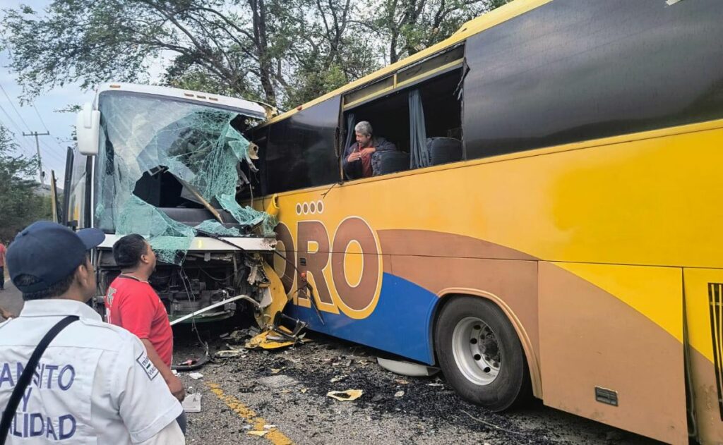 Autobuses chocan de frente en Guerrero; hay tres muertos