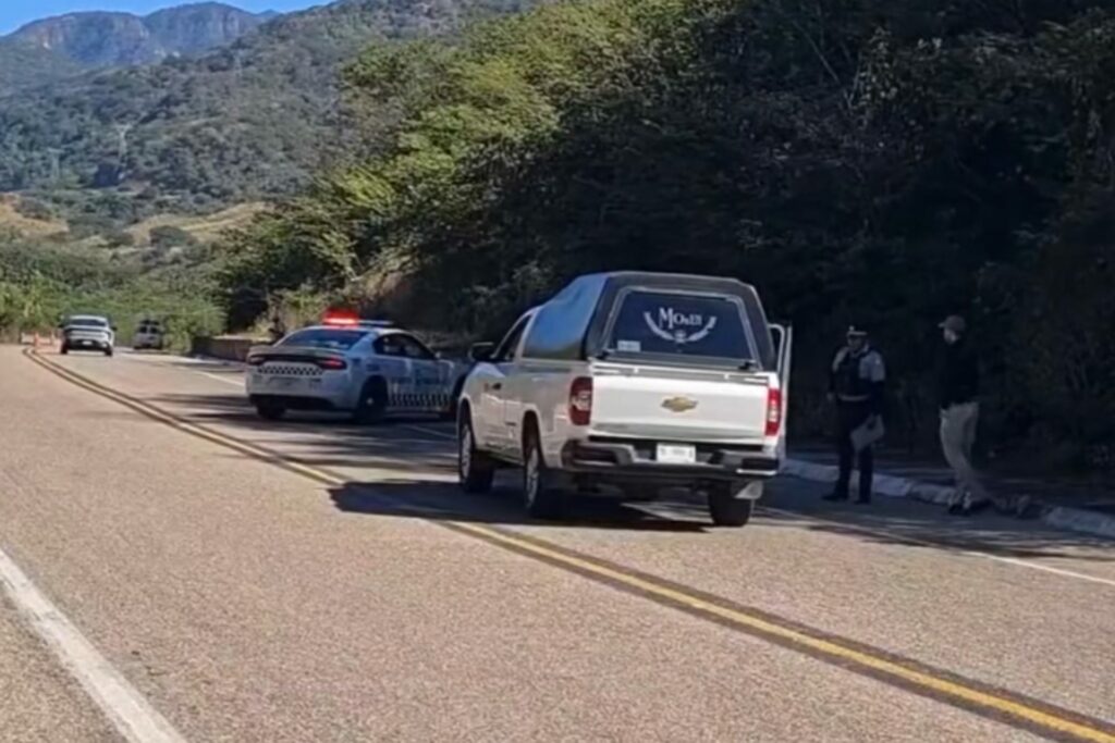 Abandonan cinco cuerpos en la autopista Durango-Mazatlán, Sinaloa