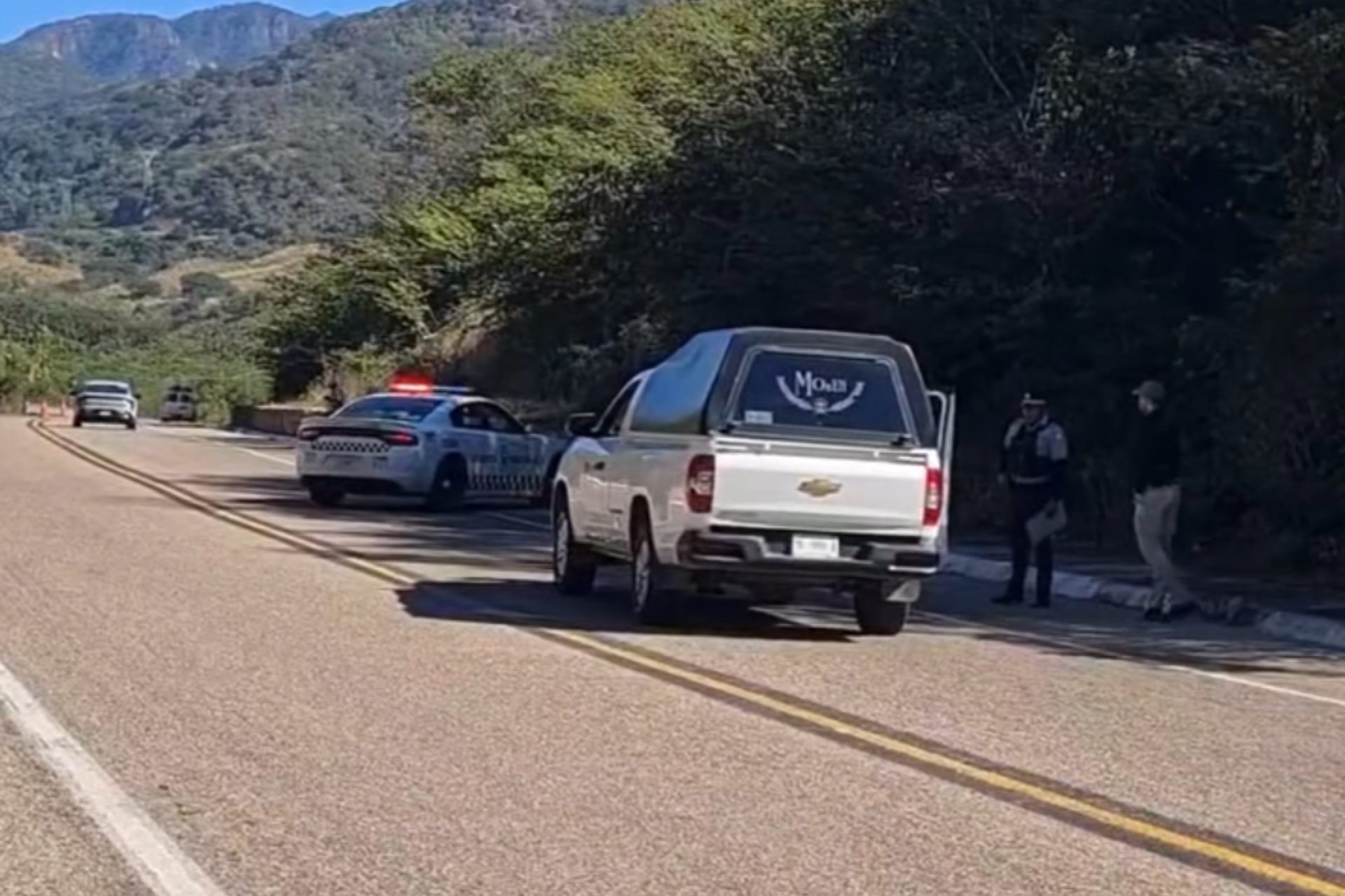 Abandonan cinco cuerpos en la autopista Durango-Mazatlán, Sinaloa Abandonan cinco cuerpos en la autopista Durango-Mazatlán, Sinaloa