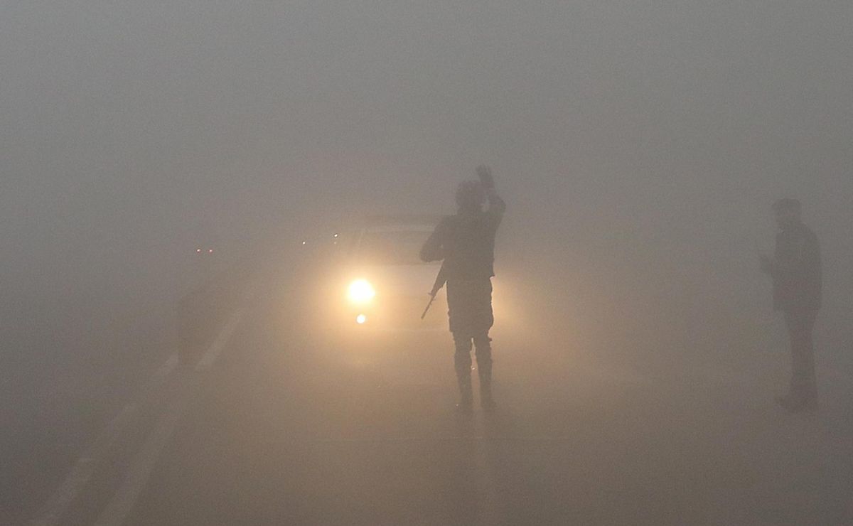 Coctel de niebla y esmog tóxico reduce al mínimo la visibilidad en Nueva Delhi