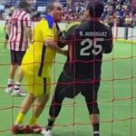 Video: Cuauhtémoc Blanco noquea al portero de Chivas en juego de Leyendas