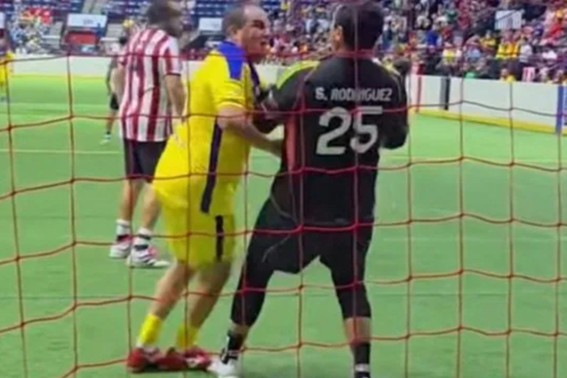 Video: Cuauhtémoc Blanco noquea al portero de Chivas en juego de Leyendas Video: Cuauhtémoc Blanco noquea al portero de Chivas en juego de Leyendas